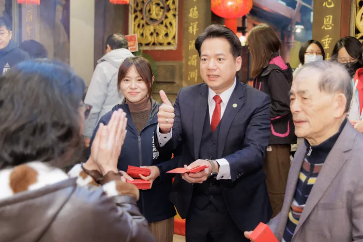 邱臣遠發放幸福安康小紅包。新竹市府提供