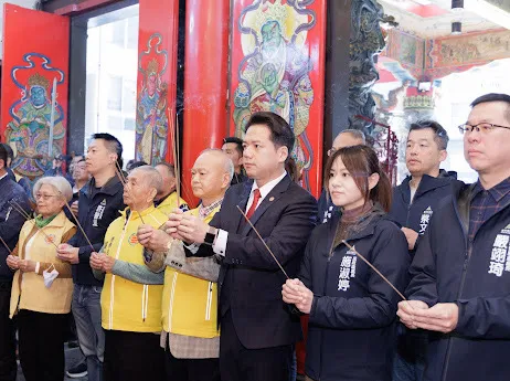 大年初二新春祈福 邱臣遠發放幸福安康小紅包!祈求蛇年好運