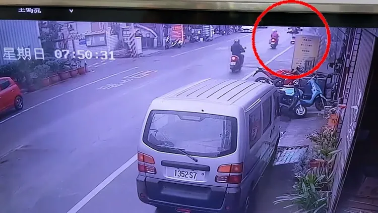 大貨車沿路漏油害2輛機車打滑摔倒。民眾提供