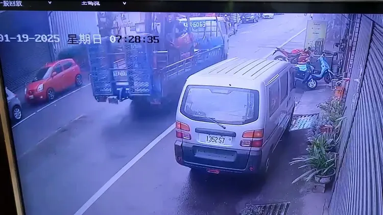 大貨車沿路漏油，駕駛卻不知情。民眾提供