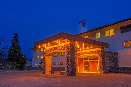 「Lime Resort Myoko」正對日本百座名山和北信五岳，與赤倉滑雪場比鄰而居。業者提供