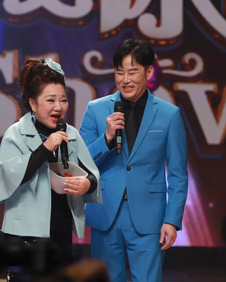 白冰冰（左）和陽帆轉戰民視主持《超級冰冰Show》。翻攝超級冰冰Show臉書