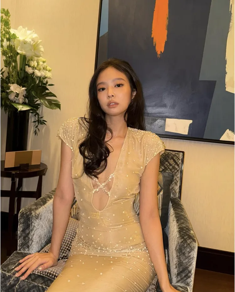 洋裝深U剪裁一路挖到接近腰部，胸前並以交叉線條固定。翻攝Jennie IG