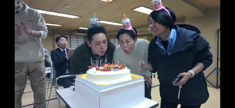 劇組為製作人崔長華（右起）、來自熊本的木庭小姐、來自五島的賢太先生慶生。桂田文化藝術基金會、桂田文創提供