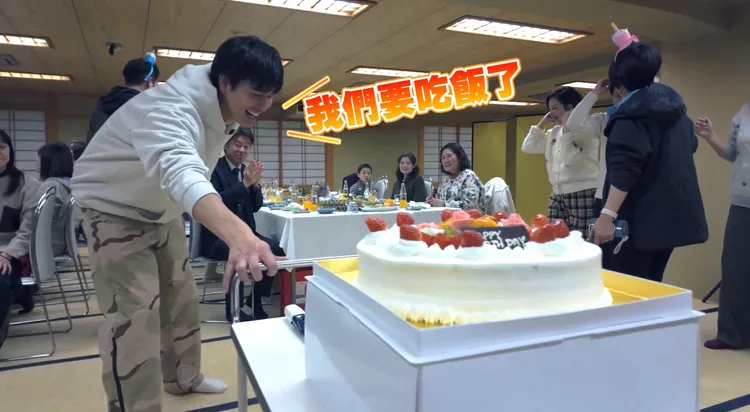 自動擔任翻譯的風田，等太久吃不到飯，怒喊：「夠了沒」。桂田文化藝術基金會、桂田文創提供