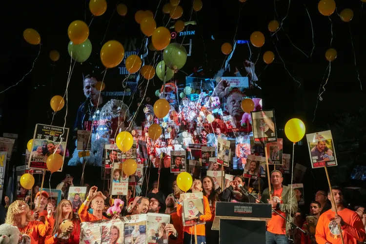 以色列民眾自發性地為克菲爾．畢巴斯過2歲生日。美聯社