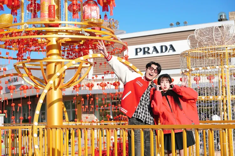 二期「華燈光影轉運站」由數百盞大小燈籠串聯成華燈光影區，抬頭一看，還有炮竹春聯、元寶、如意算盤定時轉動。業者提供