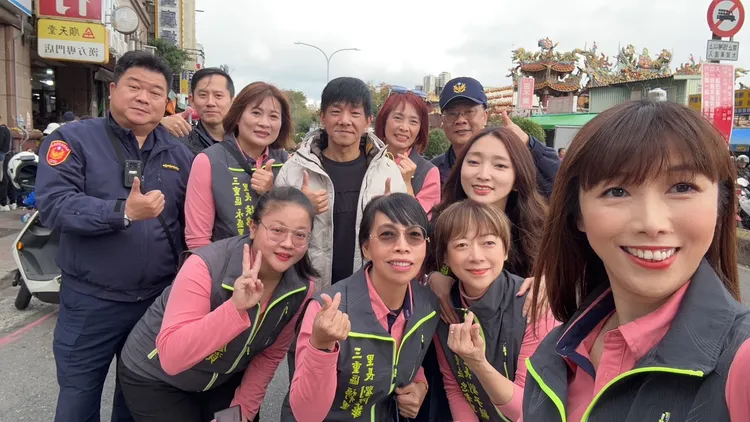 三重警方對於年貨大街嚴格交管，讓民眾可以放心採購。翻攝畫面