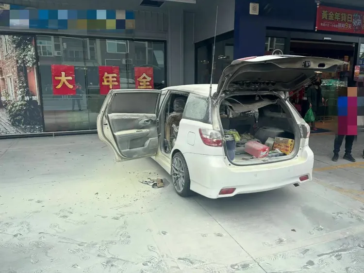 當時4歲男童獨立在車內，警方已通報社會局裁處。民眾提供
