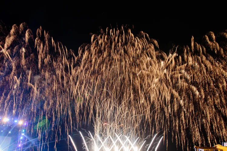 台中跨年晚會以180秒高空璀璨煙火秀迎接2025。市府提供