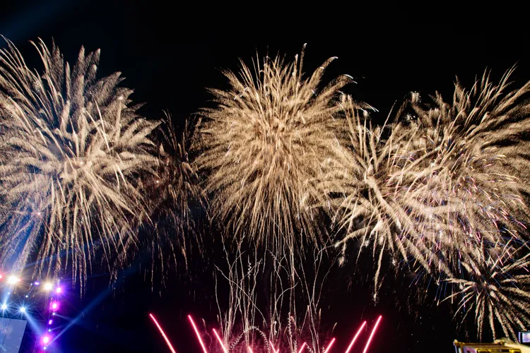 台中跨年晚會以180秒高空璀璨煙火秀迎接2025。市府提供