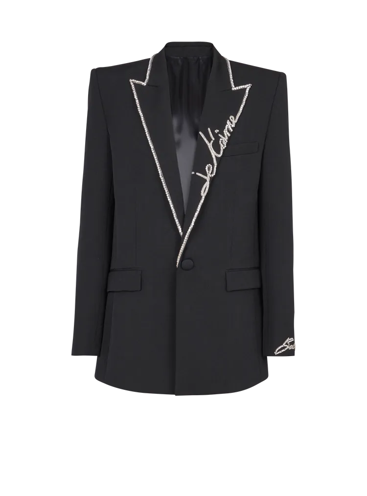 設計總監Olivier Rousteing的手寫信字跡轉化成獨特圖騰點綴在Je t’aime水鑽刺繡西裝外套上。品牌提供