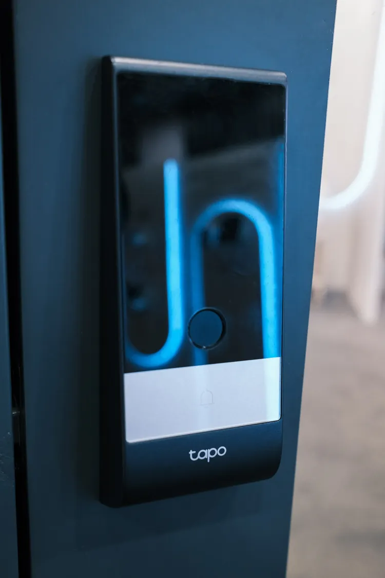 TP-Link將掌紋轉化為獨特的生物辨識鑰匙，而且不論手部濕潤、乾燥或骯髒都能精準辨識。TP-Link提供