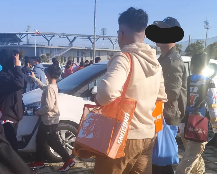 背著橘色統一獅包包的帽T男子，被指稱是知名的「簽名蟑螂」。翻攝自Threads_huang._.0822