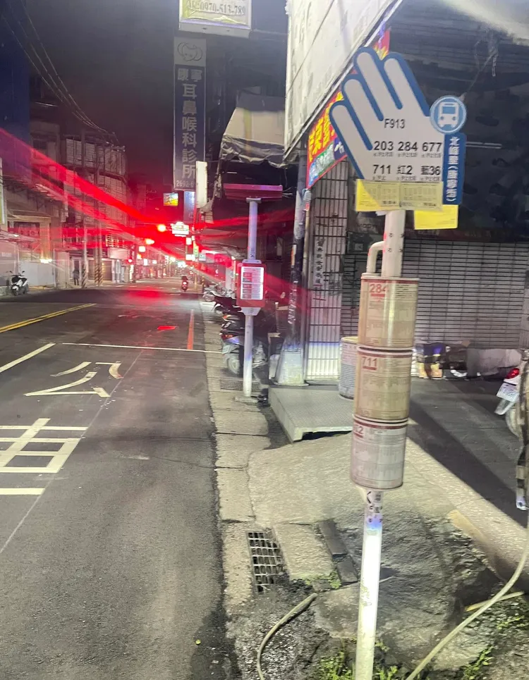 陳國華國二兒在公車站牌前被撞飛。圖／翻攝陳國華臉書