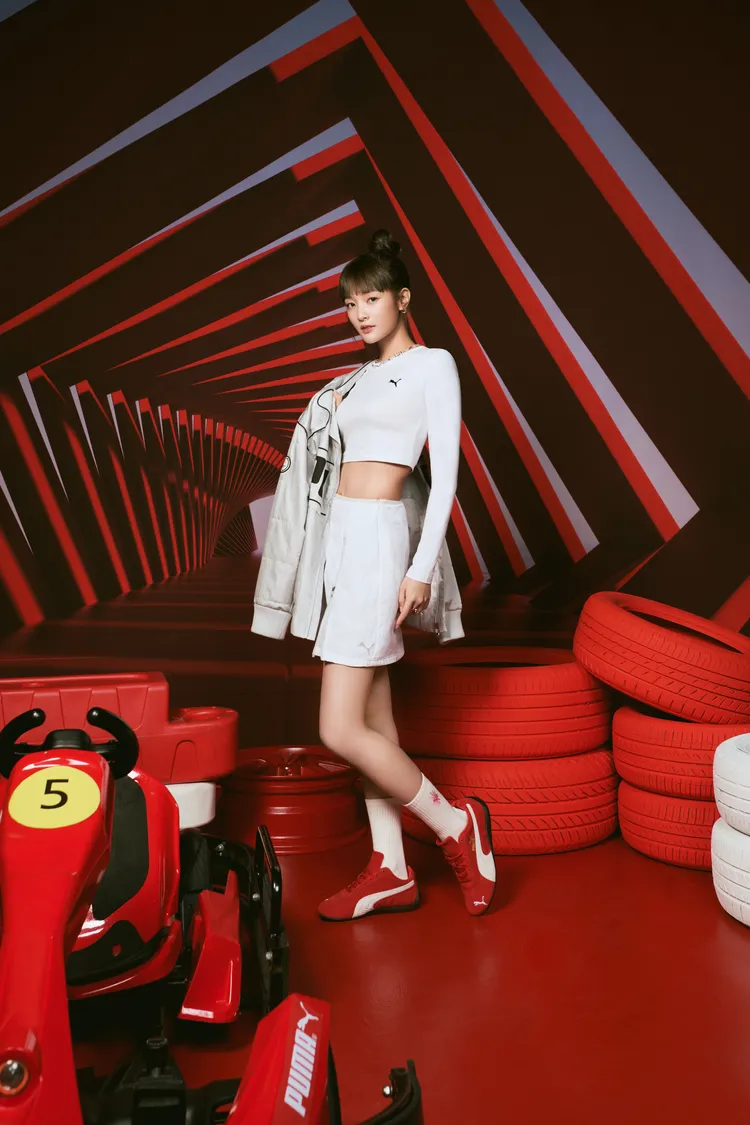 王淨搭配PUMA Racer微鋪棉外套4380元、ESS寶貝薄長T恤1080元、Dare To短風裙1880元、SPEEDCAT OG 3280元。品牌提供