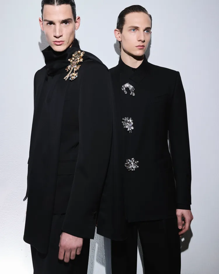 靈感源自1940年代的胸針成為點綴造型的重點。品牌提供