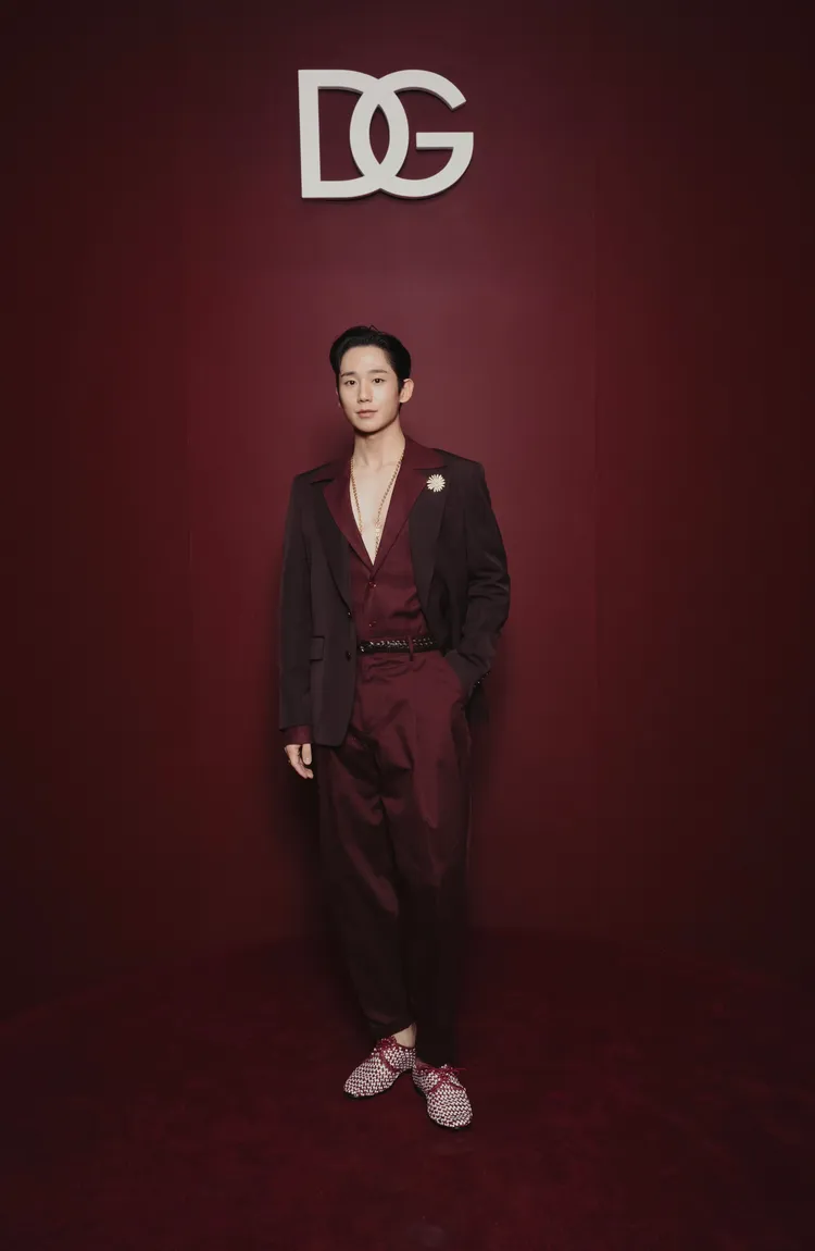 丁海寅穿著酒紅色套裝現身。品牌提供