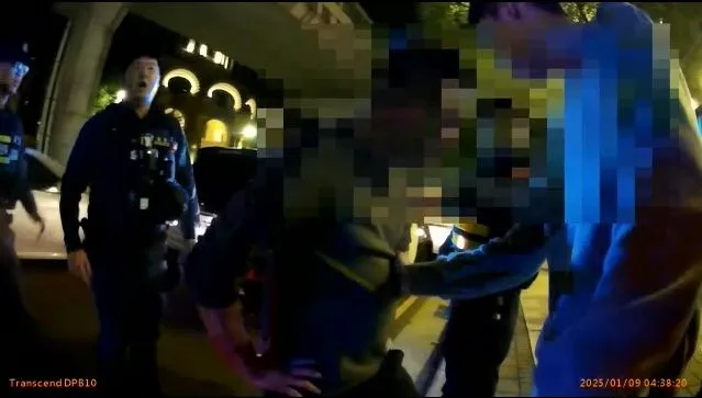 陳男被噴辣椒水，對著朋友大喊「幫我擦眼睛」。民眾提供