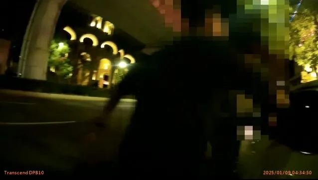 陳男盛怒之下當著警方的面徒打破計程車車窗。民眾提供