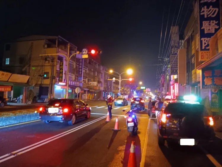 陳男等紅燈被轎車追撞，送醫不治。翻攝畫面