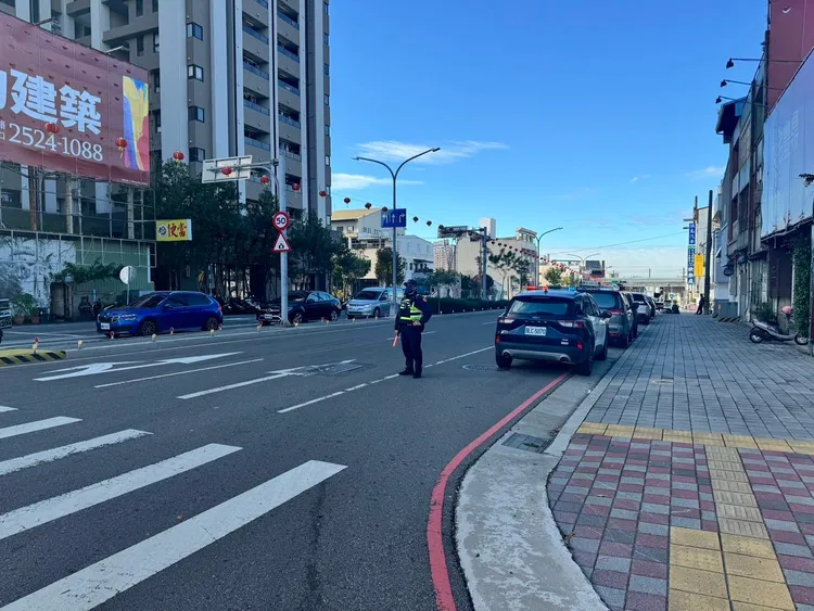 台中警方持續執行「行人正義大執法」專案，針對易肇事地點重點取締「闖紅燈、車不讓人、路口搶快提前左轉彎、行人違規」等交通違規。警方提供