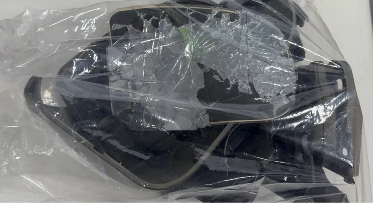 車禍現場遺落的汽車後照鏡。民眾提供