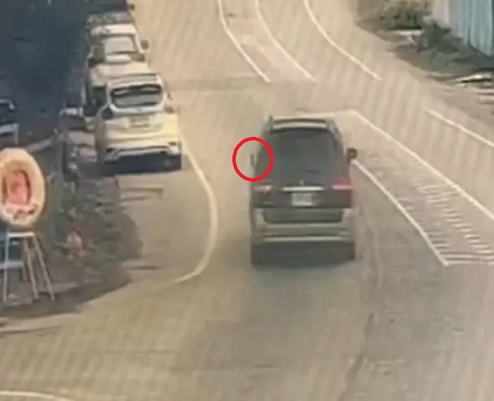 監視器拍下肇事汽車路過時的後照鏡。民眾提供