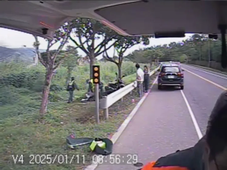 婦人及機車倒臥路邊救護人員將她救起送醫。翻攝畫面