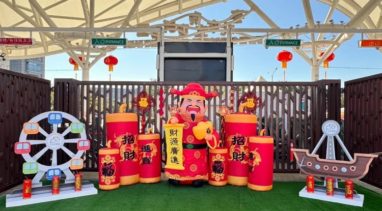 兒童新樂園春節裝飾「作伙蛇來新樂園」。台北捷運公司提供