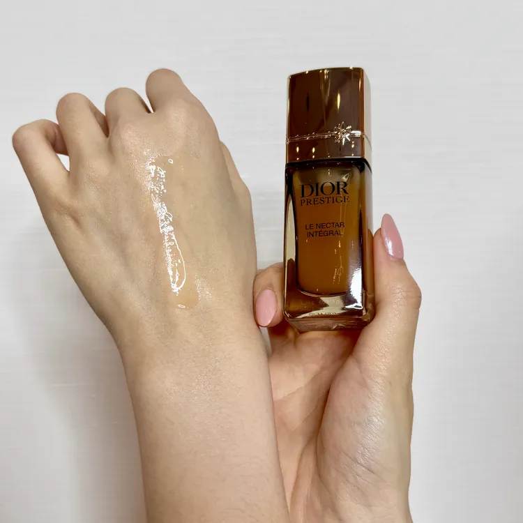 Dior極緻精萃玫瑰馥活油質地。張家玲攝
