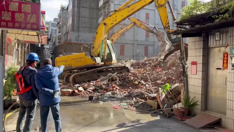 經連夜搶工，目前新建工地左右兩側的184號、190號傾倒公寓，均已拆除完畢。警方提供