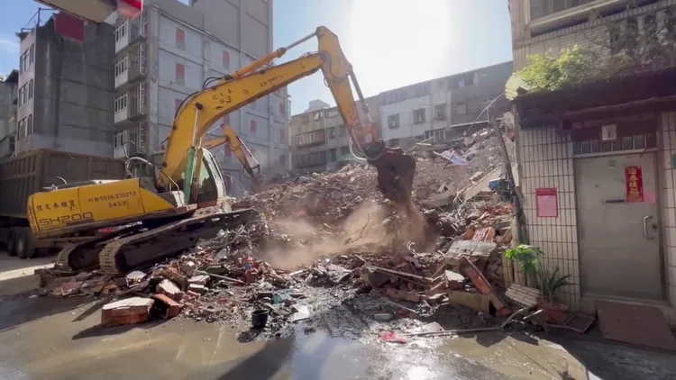 市府工務局派員加速拆除傾倒的危樓。警方提供