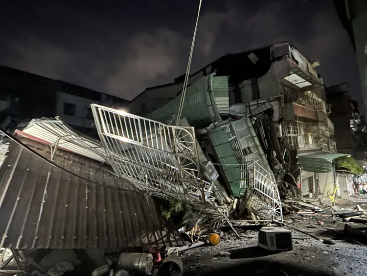 三重六張街建案損鄰，昨晚8時許184號4層樓公寓突然轟然倒塌，所幸無人傷。工務局提供