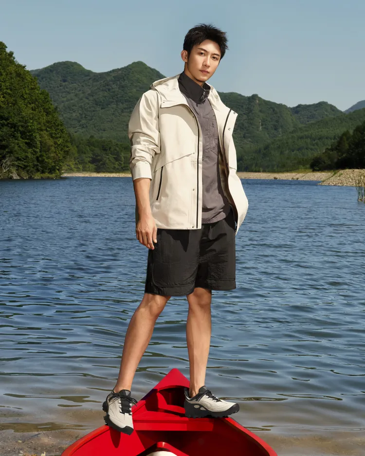 黃景瑜以黑白配色的「BIOM C-TRAIL」化身戶外潮男。品牌提供