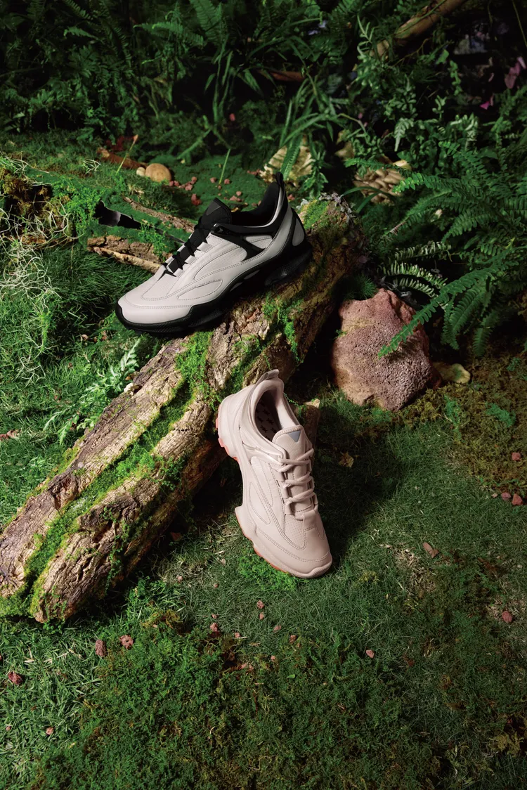 「BIOM C-TRAIL」採用頂級全粒面牛皮製成並搭載GORE-TEX防水科技。品牌提供