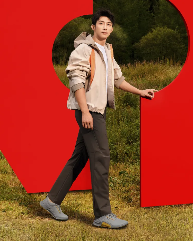 黃景瑜演繹灰黃配色的「BIOM 2.1 X MOUNTAIN」。品牌提供