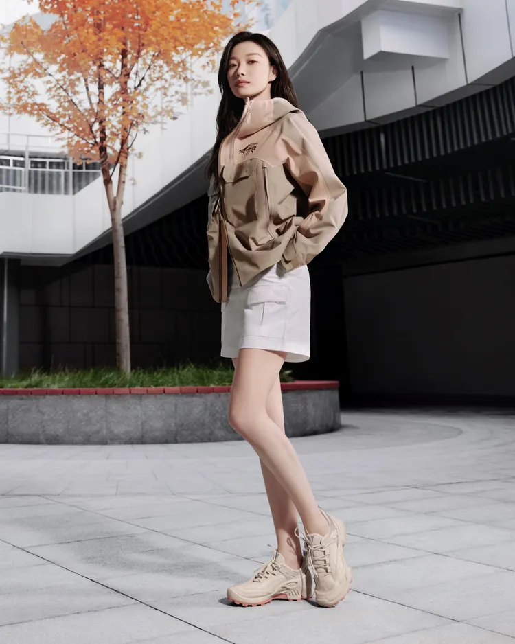 倪妮搭配石灰珊瑚粉配色的「BIOM C-TRAIL」穿出現代都市風。品牌提供