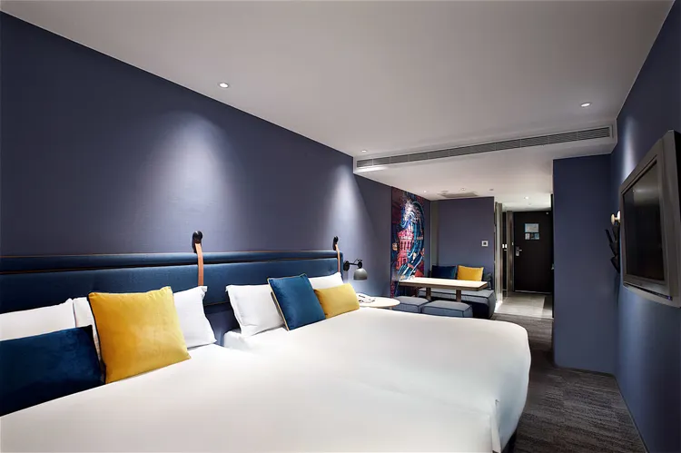 以台北西門館為例，四人成行入住精緻家庭房，每人每晚最低1650元起。捷絲旅提供