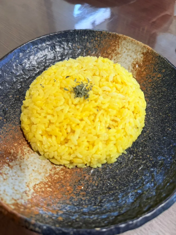 一口薑黃飯配一湯匙的湯，好吃而且非常對味