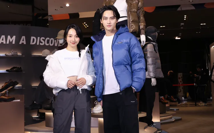 李沐（左起）、范少勳示範時髦抗寒穿搭。莊宗達攝