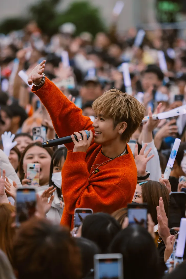 鼓鼓跟粉絲近距離互動。相信音樂提供