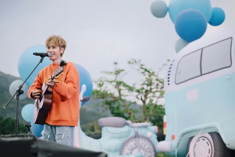 鼓鼓帶著吉他獻唱。相信音樂提供