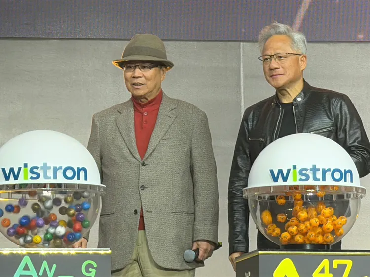 輝達執行長黃仁勳（右）與緯創董事長林憲銘（左）抽出10位加碼獎。呂承哲攝