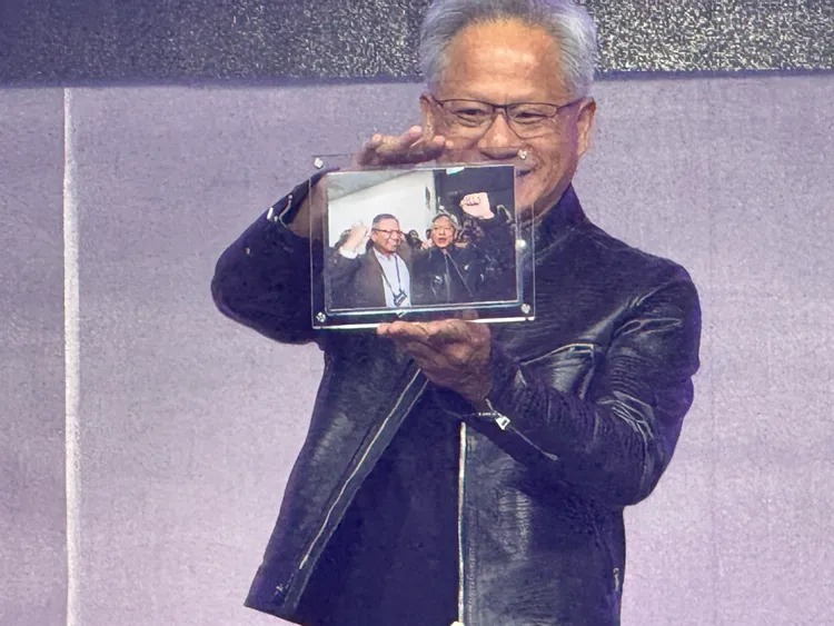 輝達執行長黃仁勳展示出緯創董事長林憲銘贈送的兩人合照。呂承哲攝