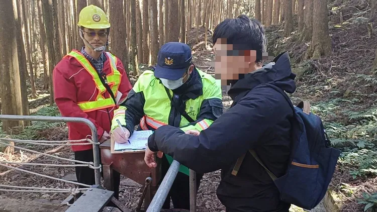 林鐵及文資處會同警方於二萬平取締遊客行走軌道。林鐵處提供