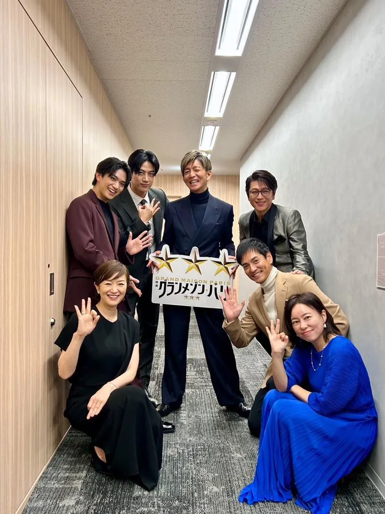 木村拓哉（中）在後台與夥伴開心合照，大家比3象徵米其林三星。翻攝木村拓哉IG