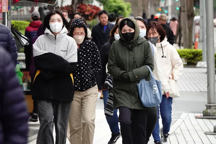 寒流來襲時，戴口罩、圍巾和保護耳朵保暖也保命。示意圖。莊宗達攝