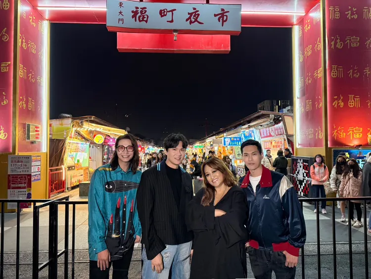 家家（右2）與宇宙人在東大門夜市好料吃透透。圖／相信音樂提供