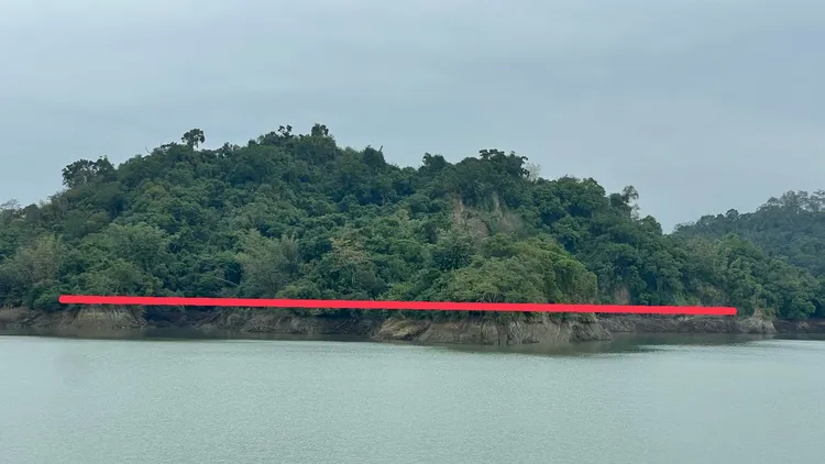 當年徵收方式是以水面為界（紅線處），未被水淹沒的都屬私人土地。民眾提供